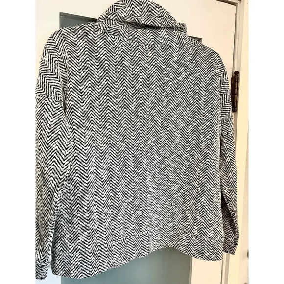Forever21 Black and White Chevron Houndstooth Cowl
Neck Sweater Women size small - Picture 5 of 9